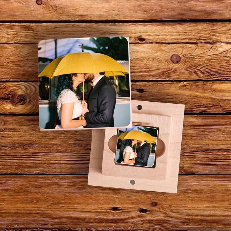 Pen Drive E Uma Cópia Impressa Das Fotos Do Casamento Em Uma Caixa De  Madeira. Imagem de Stock - Imagem de carteira, amor: 205589951